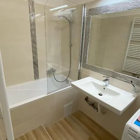 Zrinyi With Free Parking *